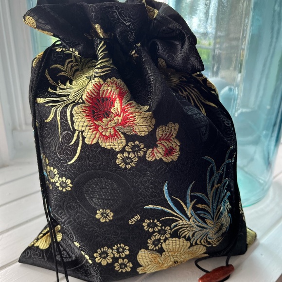 Embossed Chinese silk pouch - Picture 7 of 7